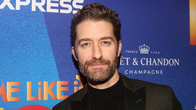 Matthew Morrison regarde solennellement la caméra