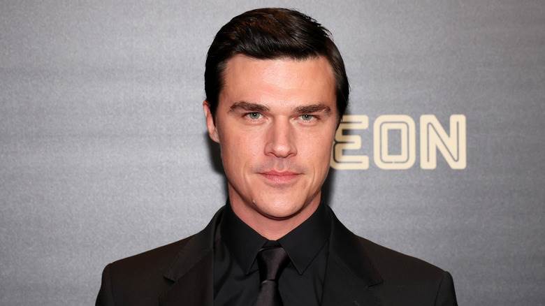 Finn Wittrock regarde la caméra