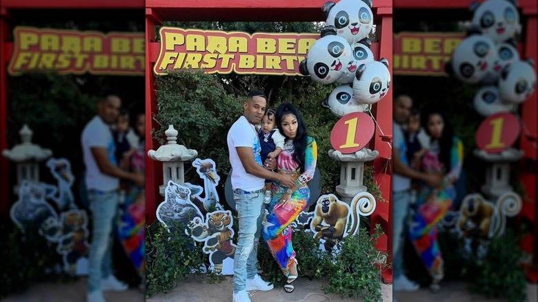 Nicki Minaj et Kenneth Petty tiennent bébé Papa Bear sous une bannière d'anniversaire