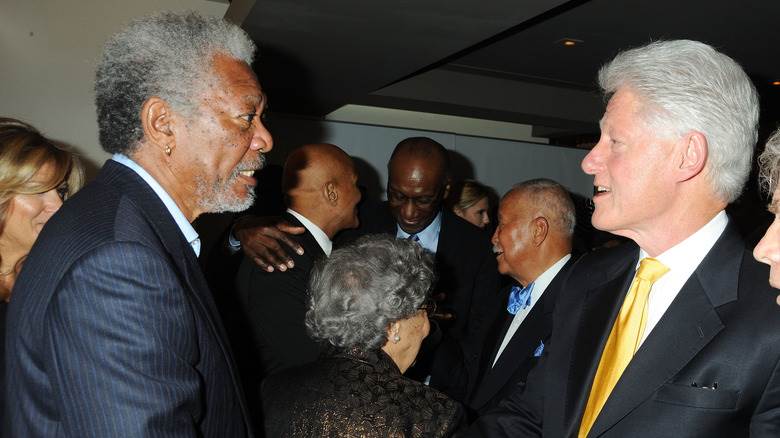 Morgan Freeman et Bill Clinton se serrent la main