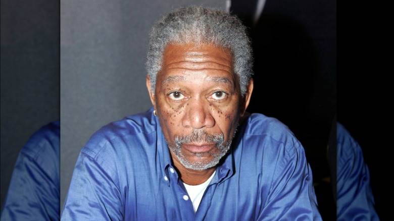 Morgan Freeman assis en gros plan