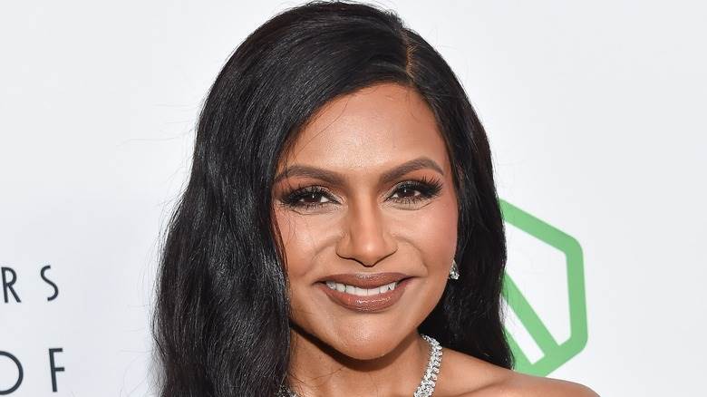 Mindy Kaling posant pour les caméras