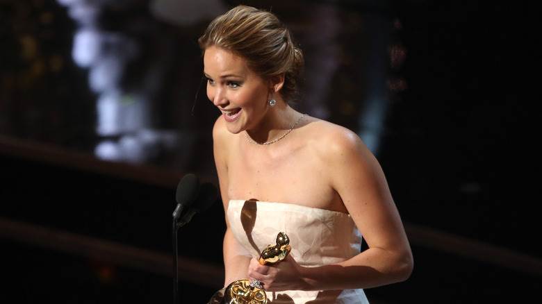 Jennifer Lawrence acceptant son premier Oscar