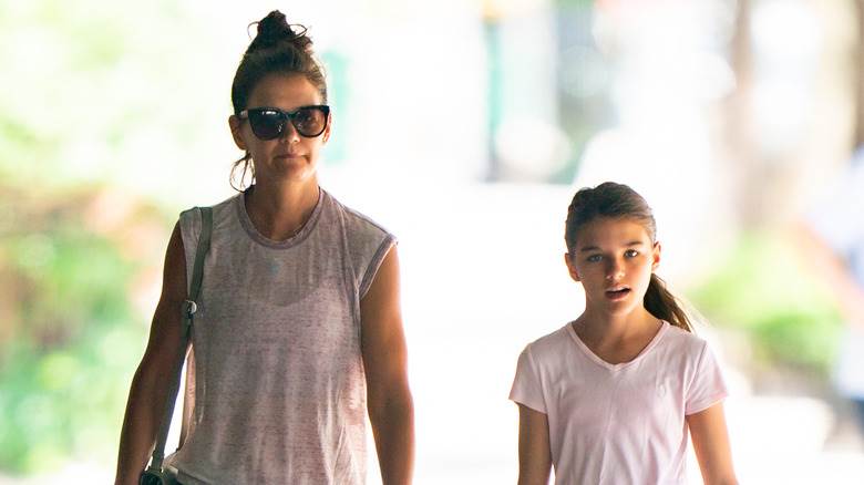 Suri Cruise et Katie Holmes se promènent dans une ville