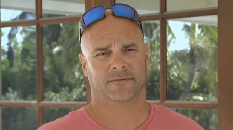 Lunettes de soleil Bryan Baeumler sur la tête