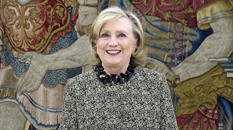 Hillary Clinton debout sur scène