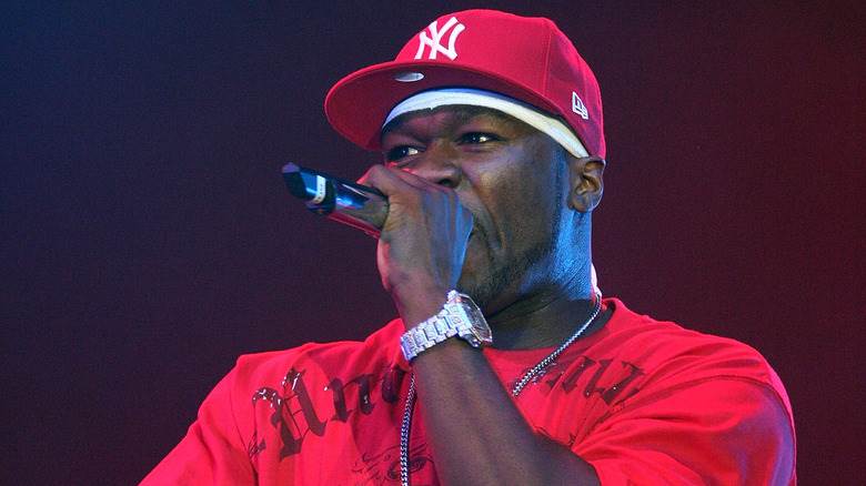 50 Cent rappant dans un micro 