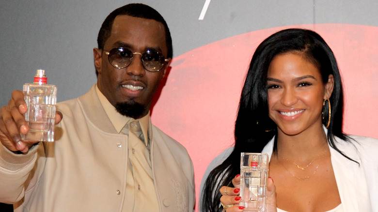 Diddy et Cassie Venture tiennent de l'eau de Cologne