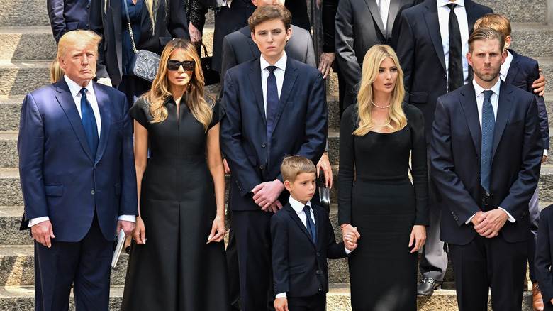 Des membres de la famille Trump posant sur les marches