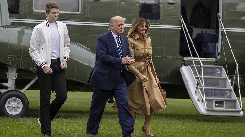 Barron Trump fronce les sourcils derrière ses parents