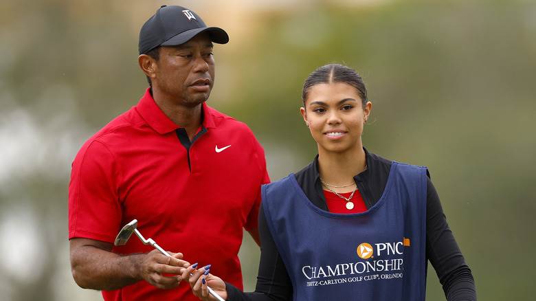 Sam Alexis Woods caddy pour son père Tiger Woods