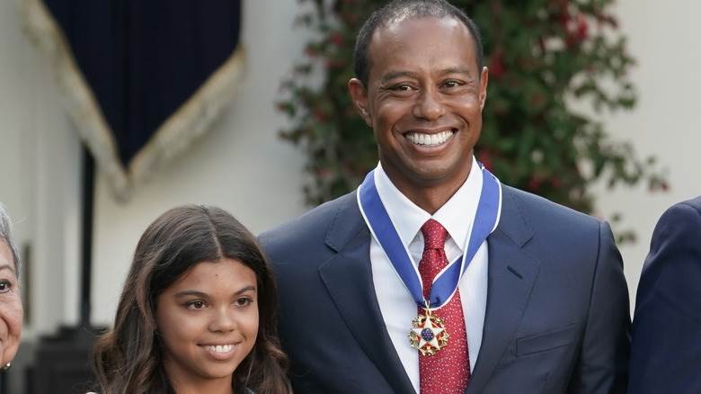 Sam Alexis Woods posant avec Tiger Woods