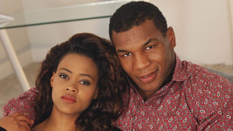 Robin Givens et Mike Tyson posant