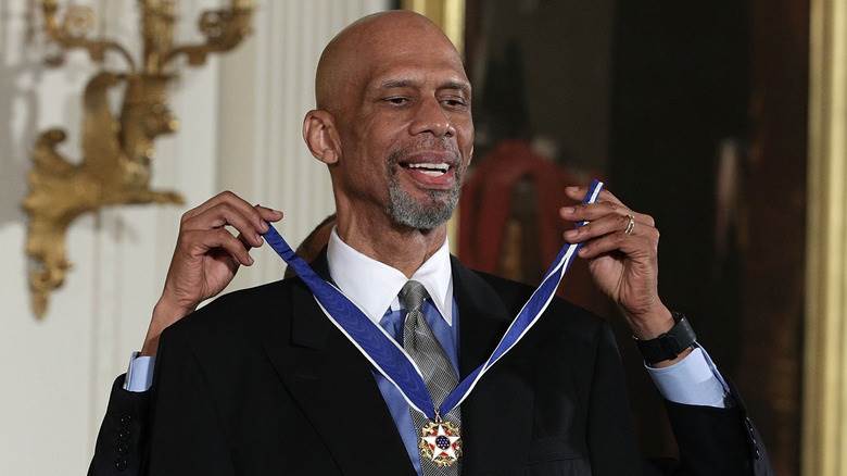 Kareem Abdul-Jabbar reçoit la Médaille présidentielle de la Liberté