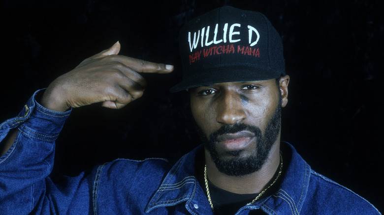 Willie D montrant son chapeau