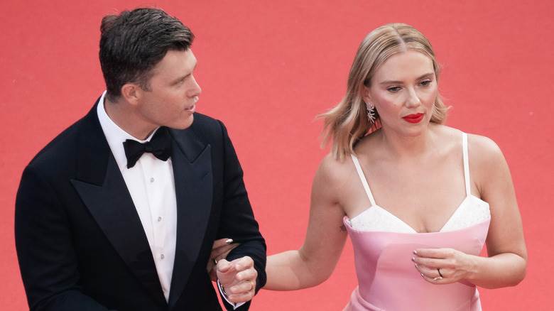 Colin Jost et Scarlett Johansson marchant