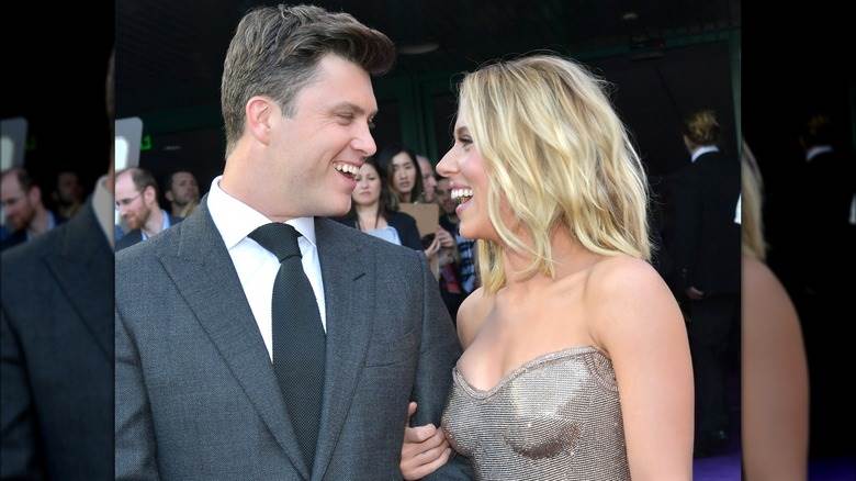 Colin Jost et Scarlett Johansson rient