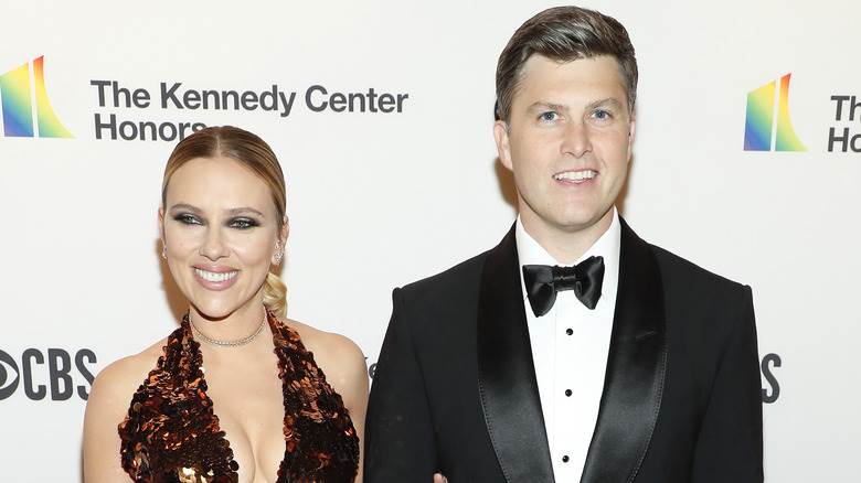 Scarlett Johansson et Colin Jost posant