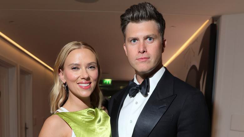 Colin Jost et Scarlett Johansson posant