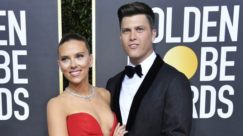 Scarlett Johansson et Colin Jost posant