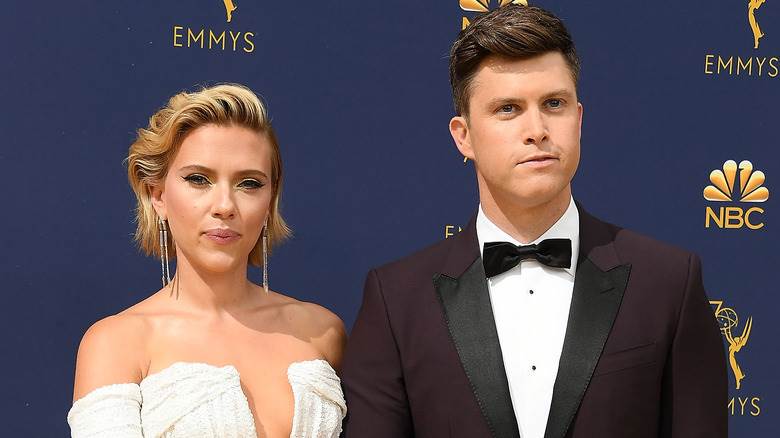 Colin Jost et Scarlett Johansson ont l'air sérieux