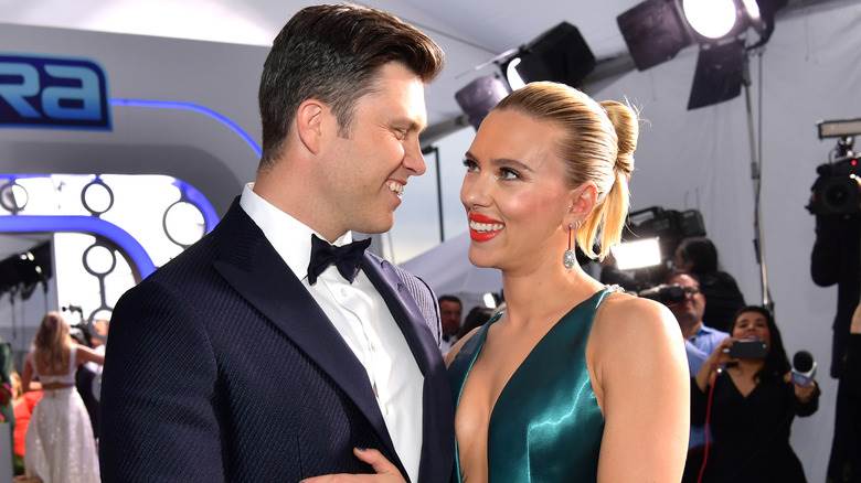 Colin Jost embrassant Scarlett Johansson