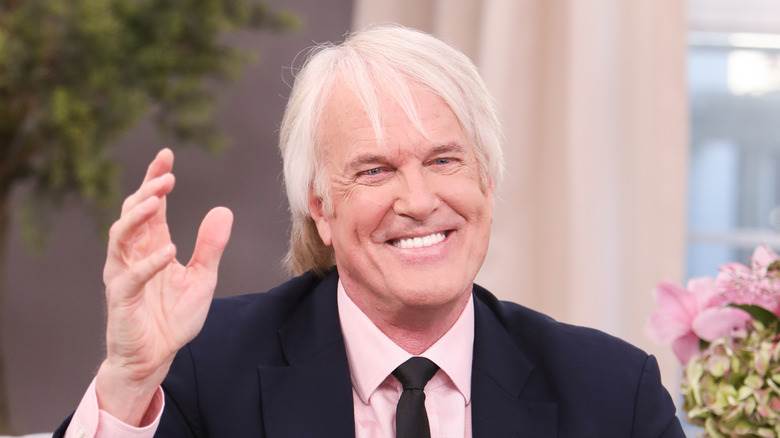 John Tesh apparaît dans un talk-show.