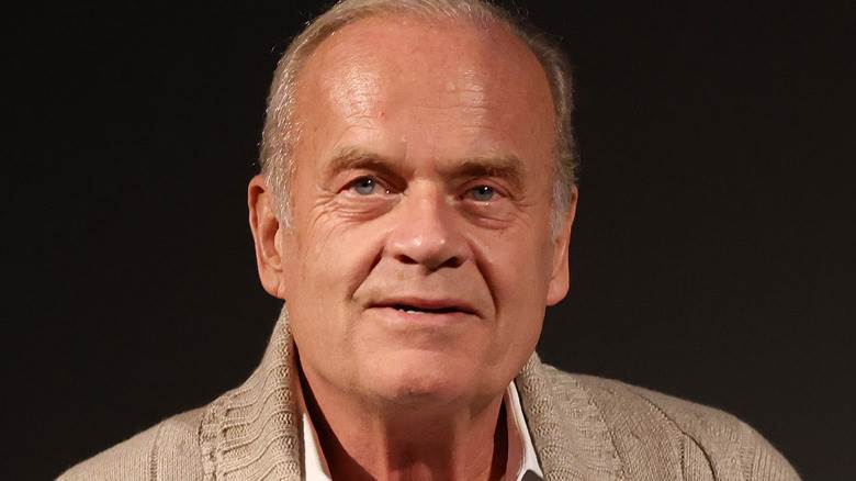 Kelsey Grammer s'exprimant sur scène