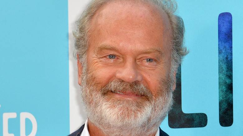 Kelsey Grammer souriant sur le tapis rouge