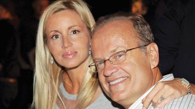 Camille et Kelsey Grammer souriant ensemble