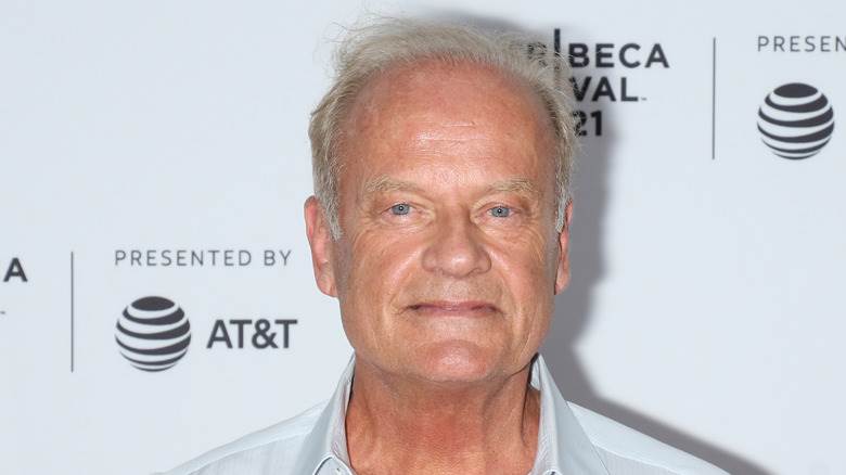 Kelsey Grammer posant pour les caméras