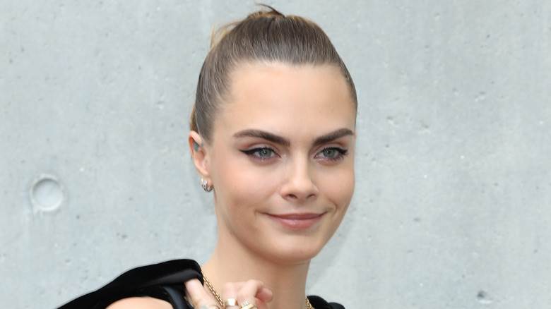 Cara Delevingne posant pour les caméras