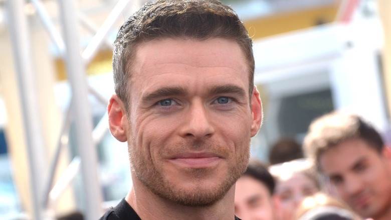 Richard Madden posant pour les caméras