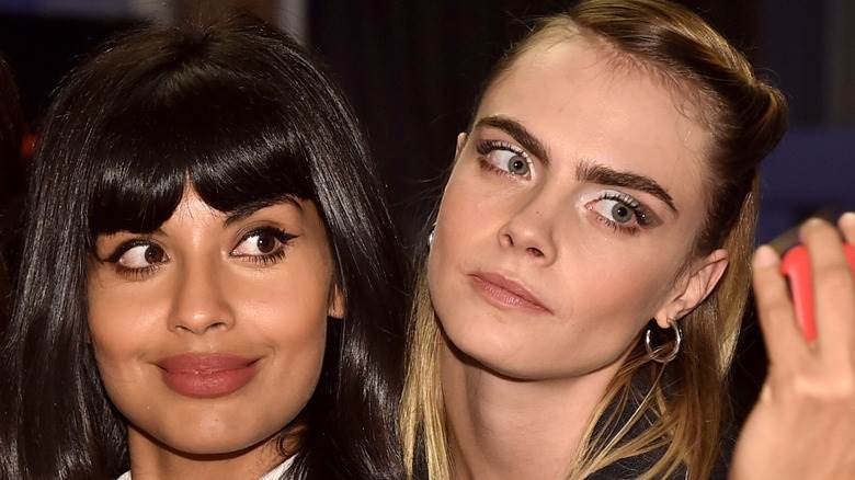 Jameela Jamil et Cara Delevingne posant