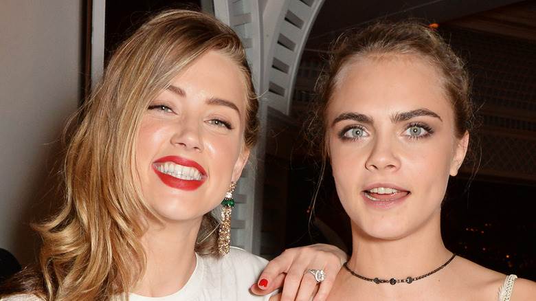 Amber Heard et Cara Delevingne posant