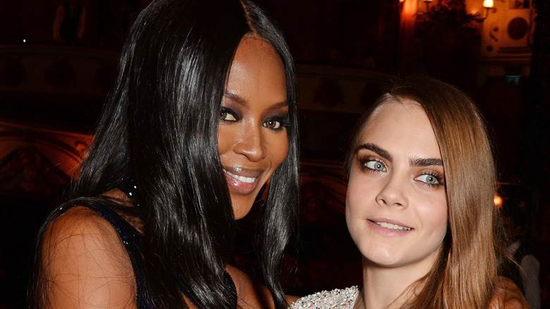 Naomi Campbell et Cara Delevingne souriantes