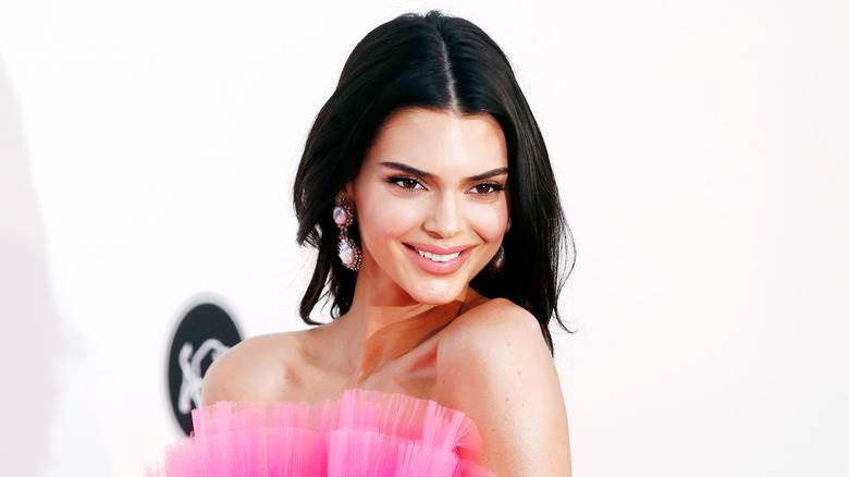 Kendall Jenner porte une robe rose