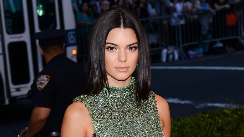 Kendall Jenner posant en robe verte