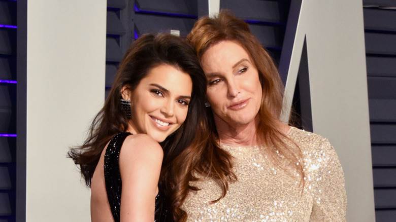 Kendall et Caitlyn Jenner posant