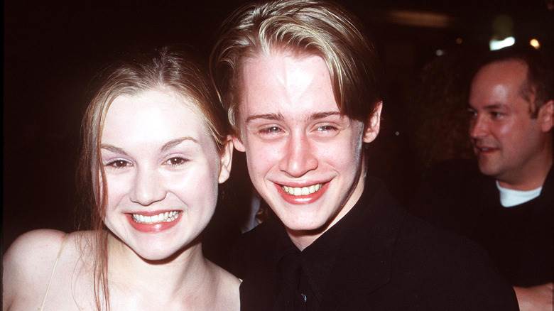 Rachel Miner et Macaulay Culkin souriants