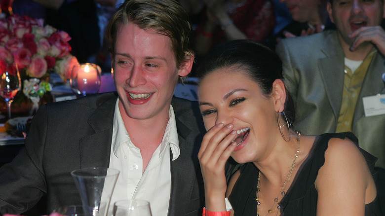 Macaulay Culkin et Mila Kunis rient