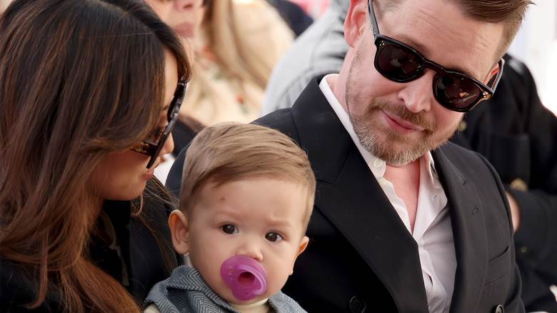 Brenda Song et Macaulay Culkin avec leur fils