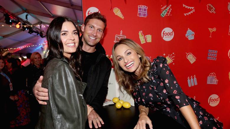 Katie Lee Biegel et son mari souriant à la célébration de Food Network