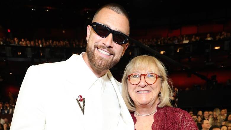 Travis Kelce pose avec sa mère Donna