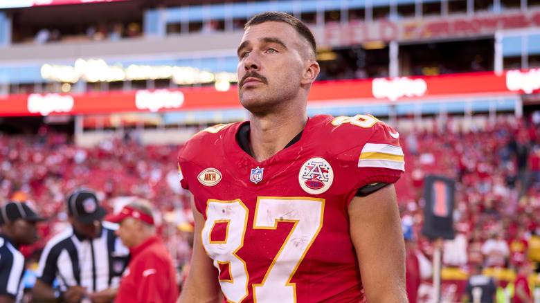 Travis Kelce joue avec un maillot rouge