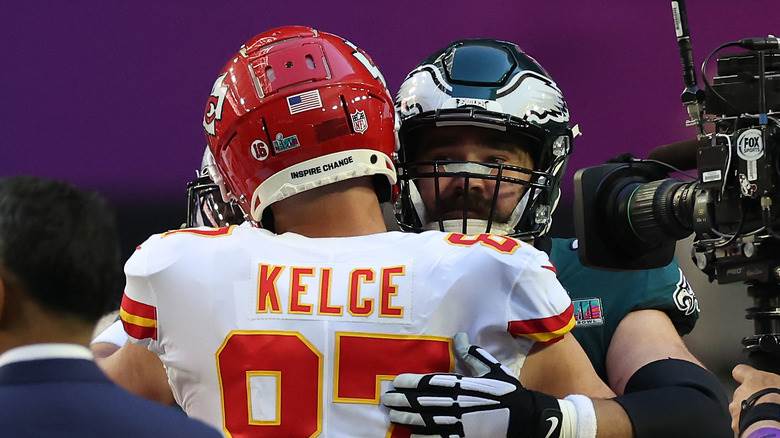 Travis et Jason Kelce sur le terrain de football