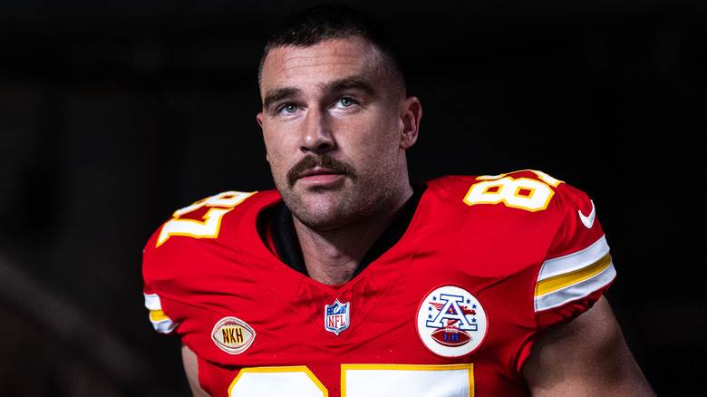 Travis Kelce joue au football