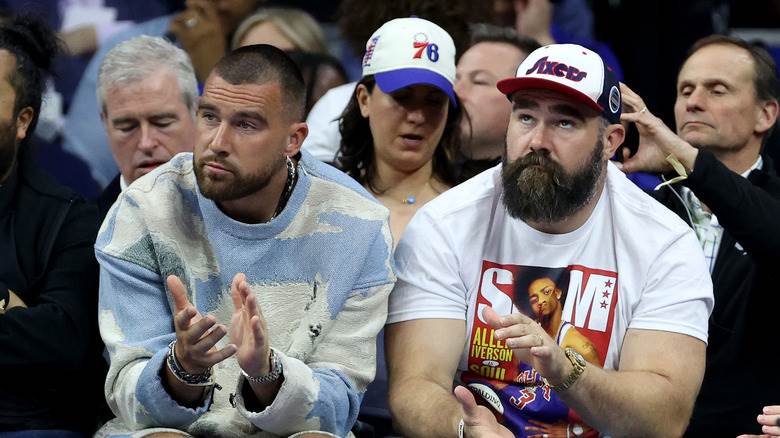 Travis et Jason Kelce applaudissent