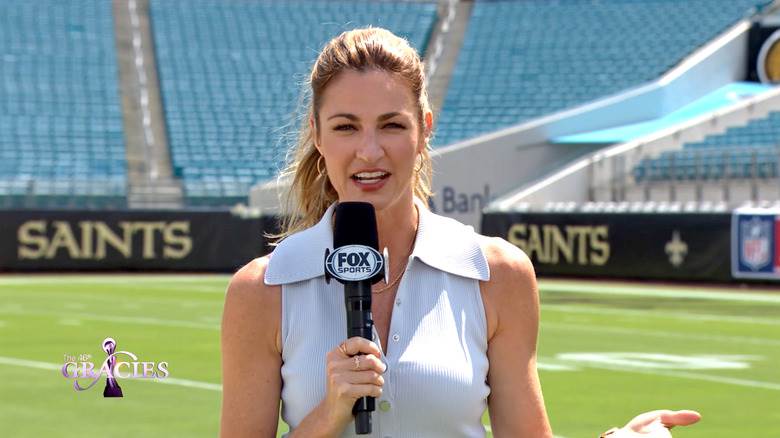 Erin Andrews parle dans le microphone