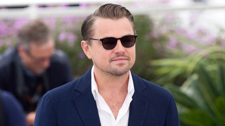 Leonardo Dicaprio souriant, portant des lunettes de soleil